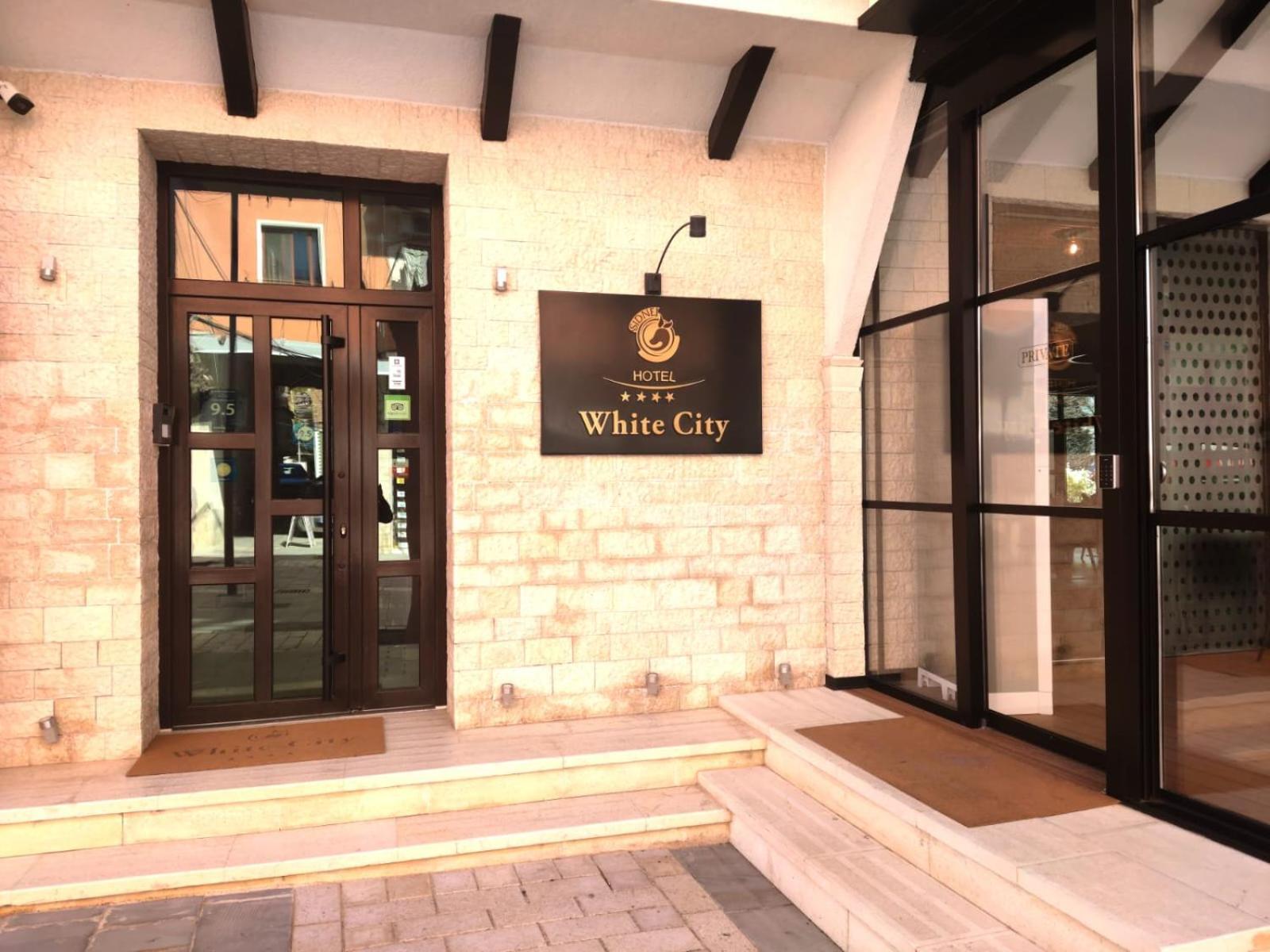 & Restaurant White