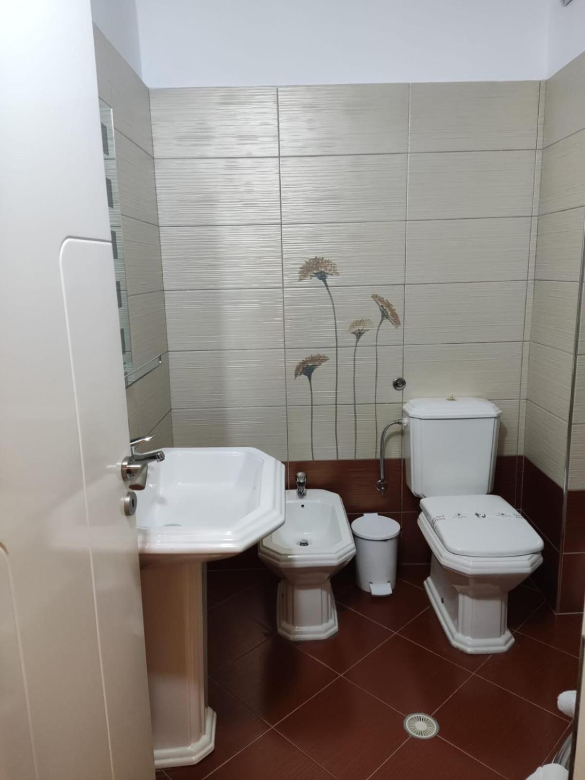 & Restaurant White Hotell 3*