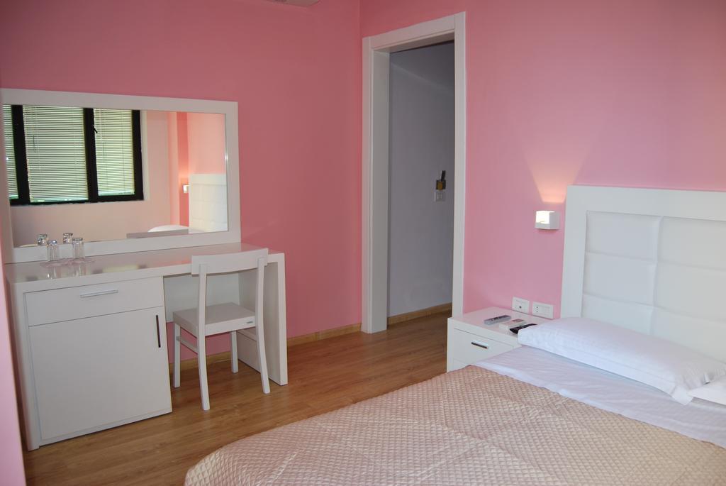& Restaurant White 3* Berat